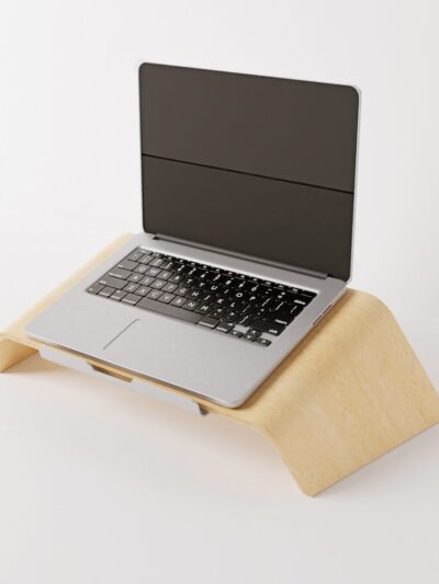 Base curvo de madera para notebook, vista en ángulo frontal-lateral